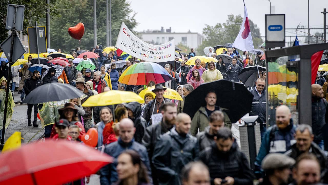 Beeld uit video: Duizenden mensen lopen coronaprotestmars door Amsterdam