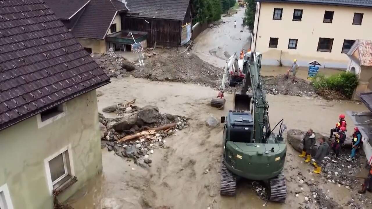 Beeld uit video: Modderstromen laten spoor van vernieling achter in Oostenrijk