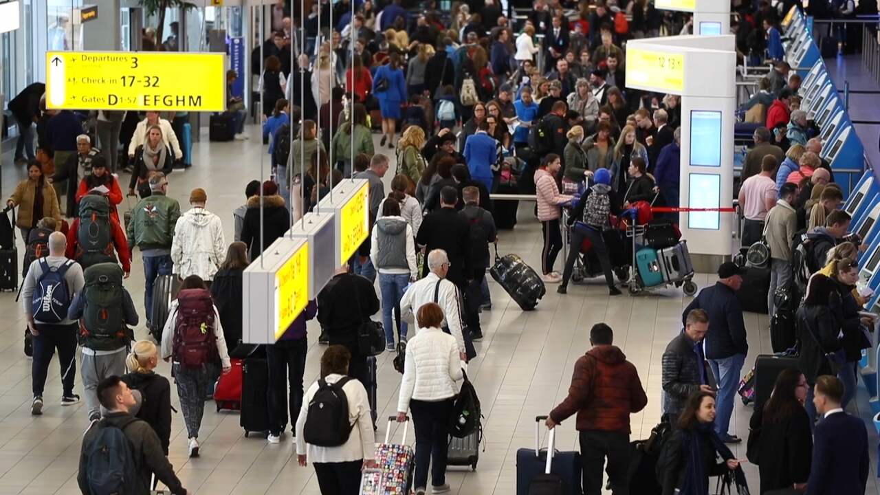 Beeld uit video: Grote drukte op Schiphol door eerdere stroomstoring