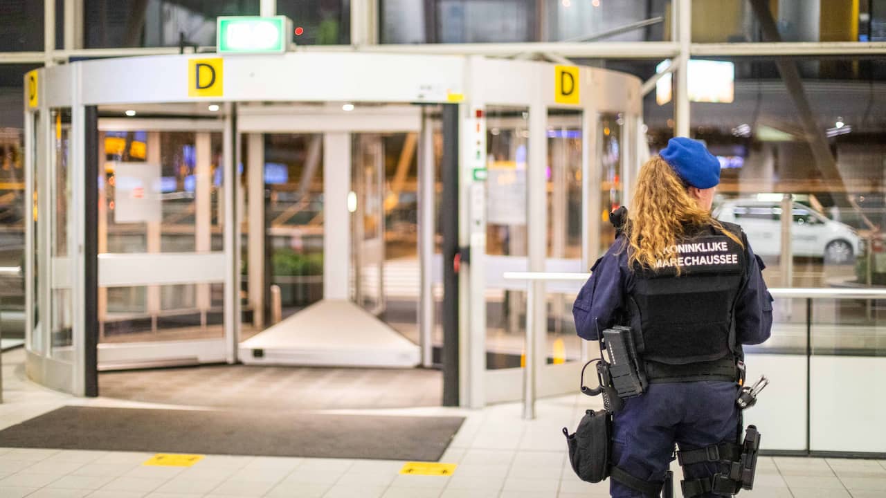 Man who threatened with knife at Schiphol had no terrorist motive |  NOW