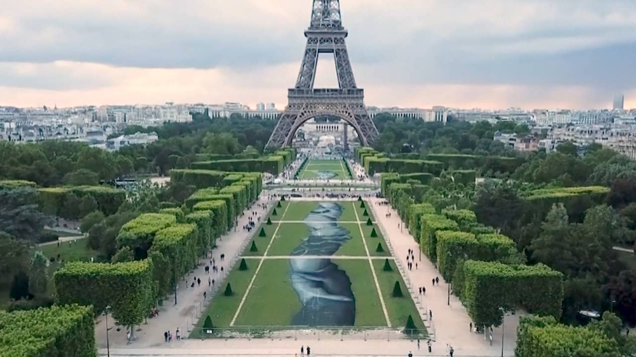 Beeld uit video: Artiest onthult 600 meter lang kunstwerk bij Eiffeltoren
