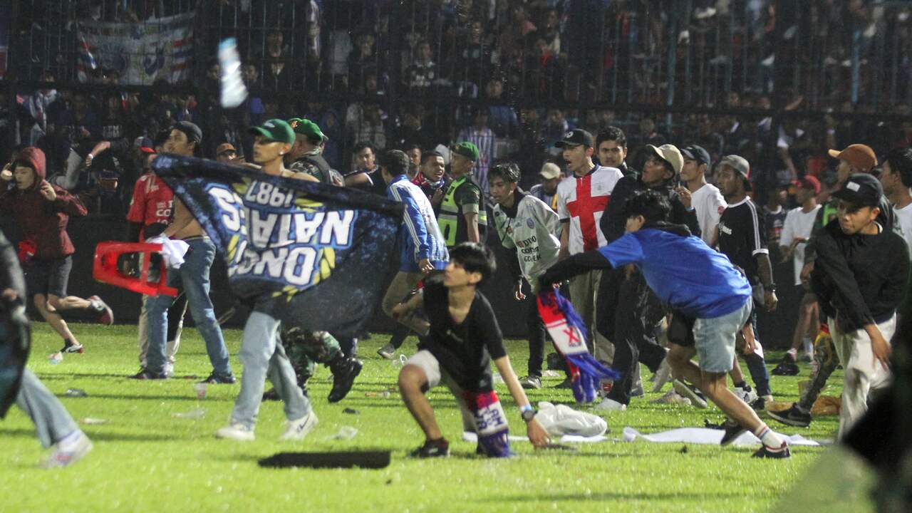 Menit hening sepak bola Eredivisie untuk korban kerusuhan di Indonesia