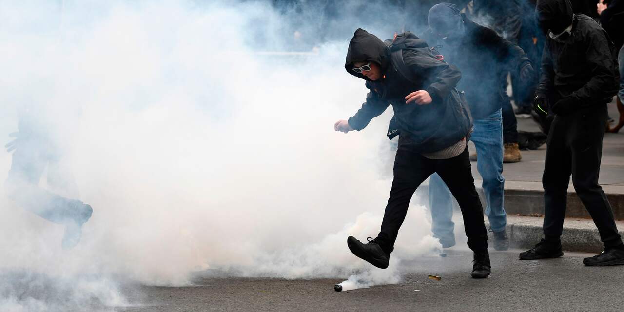 Franse politie zet traangas in bij betoging tegen politiegeweld in Parijs