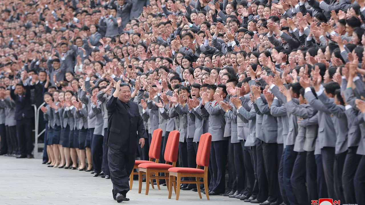 De verspreiding van het coronavirus onder de ongevaccineerde bevolking van Noord-Korea kan zijn versneld tijdens massale bijeenkomsten zoals deze militaire parade.