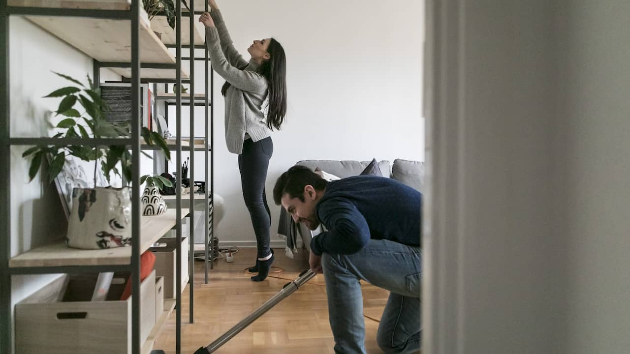 La Spagna lancia un’app per convincere gli uomini a fare più lavori domestici |  All’estero