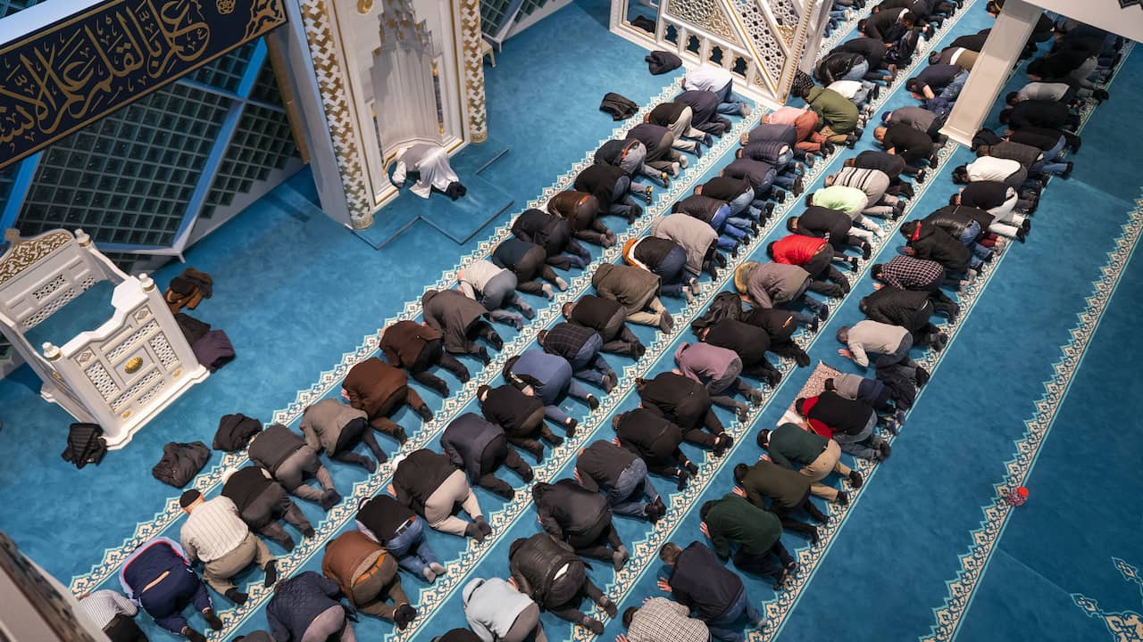 Utrecht: Bulan puasa juga telah dimulai bagi sekitar 900.000 Muslim di Belanda.  Ini adalah salat Jumat malam di Masjid Turki Ulu di Utrecht.