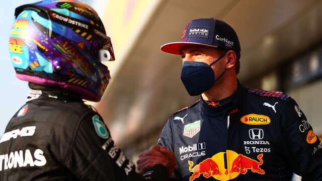 Max Verstappen feliciteert Lewis Hamilton in Silverstone.