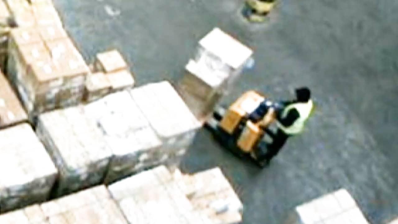 Politie deelt beelden van miljoenendiefstal op Schiphol