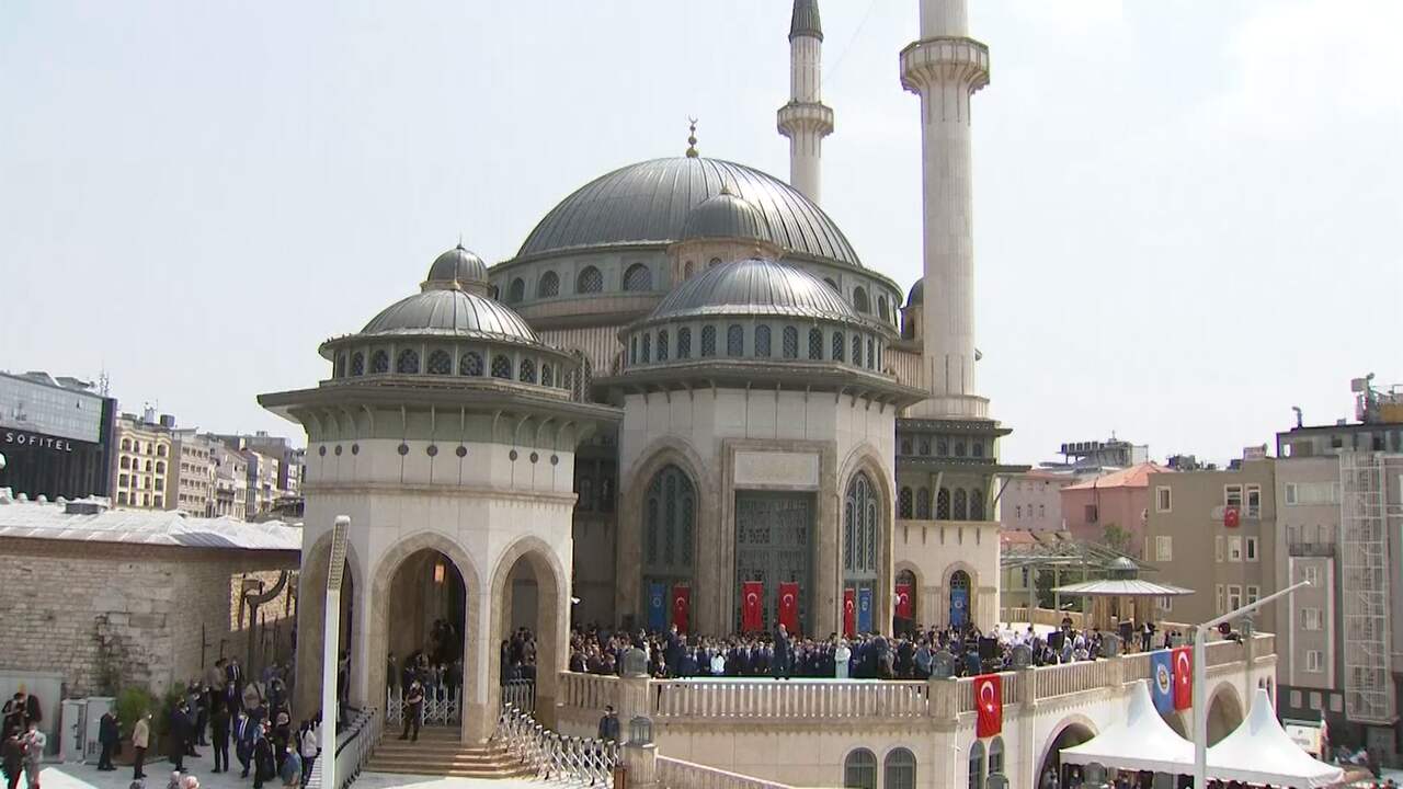 Beeld uit video: Turkse president Erdogan opent omstreden moskee in Istanboel