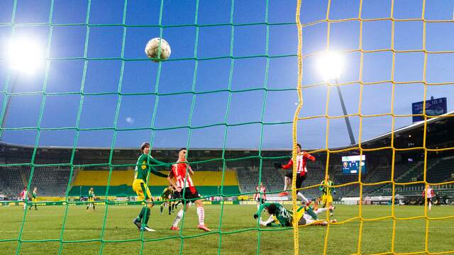Donyell Malen maakt de 1-2 na een fout van Jamal Amofa.