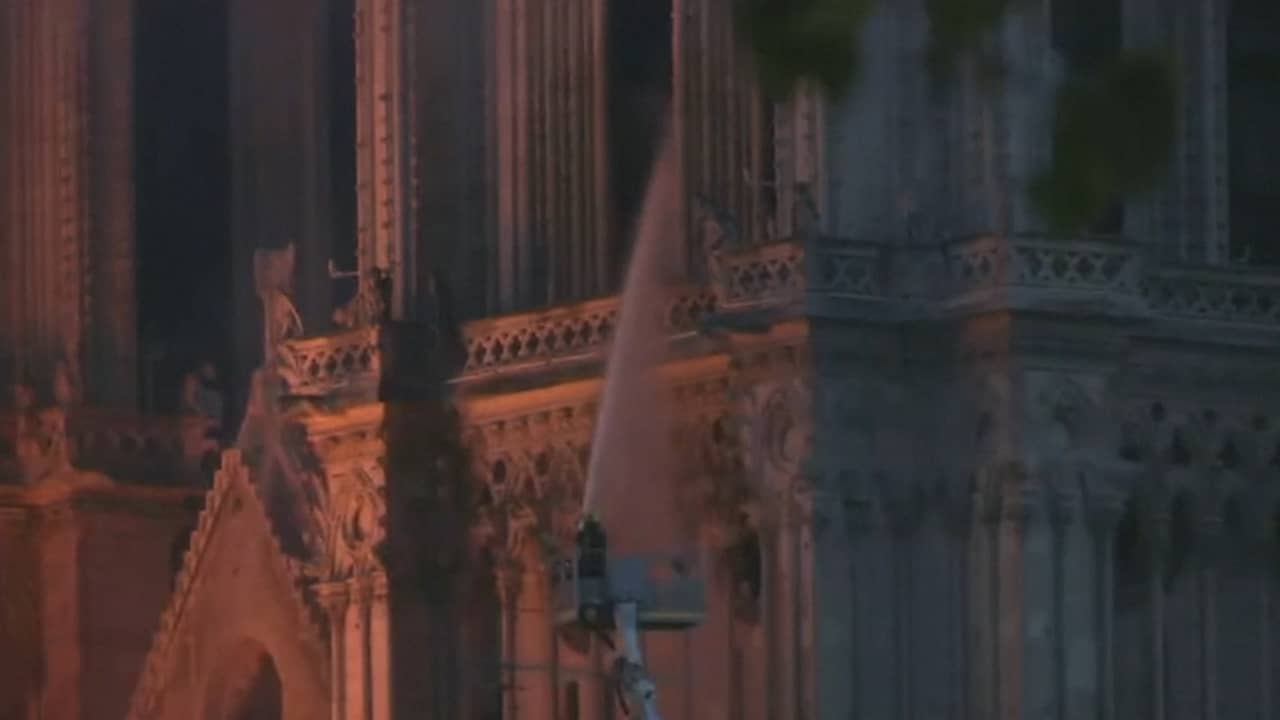 Beeld uit video: Brandweer probeert vuur in klokkentoren Notre-Dame te blussen
