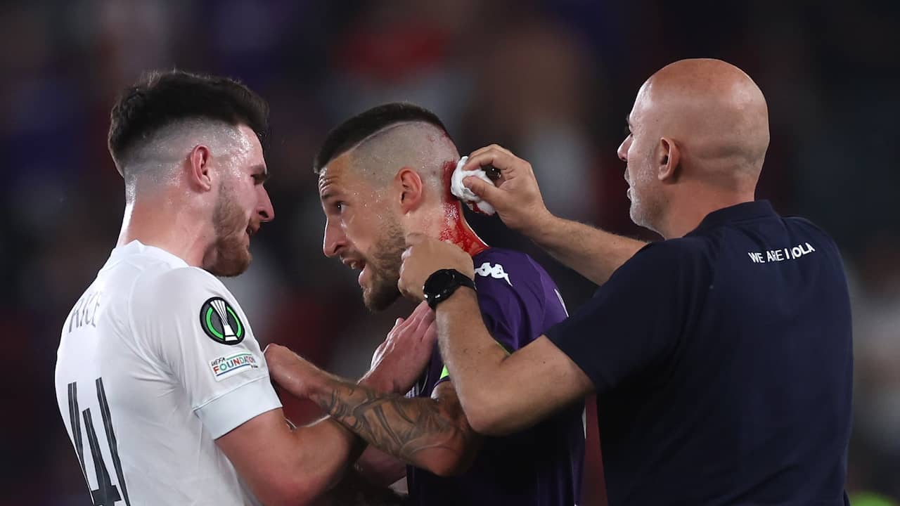 Beeld uit video: Fiorentina-speler wordt bekogeld en loopt fikse hoofdwond op