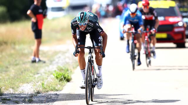 Nils Politt reed op zo'n 11 kilometer van de finish weg bij zijn medevluchters.