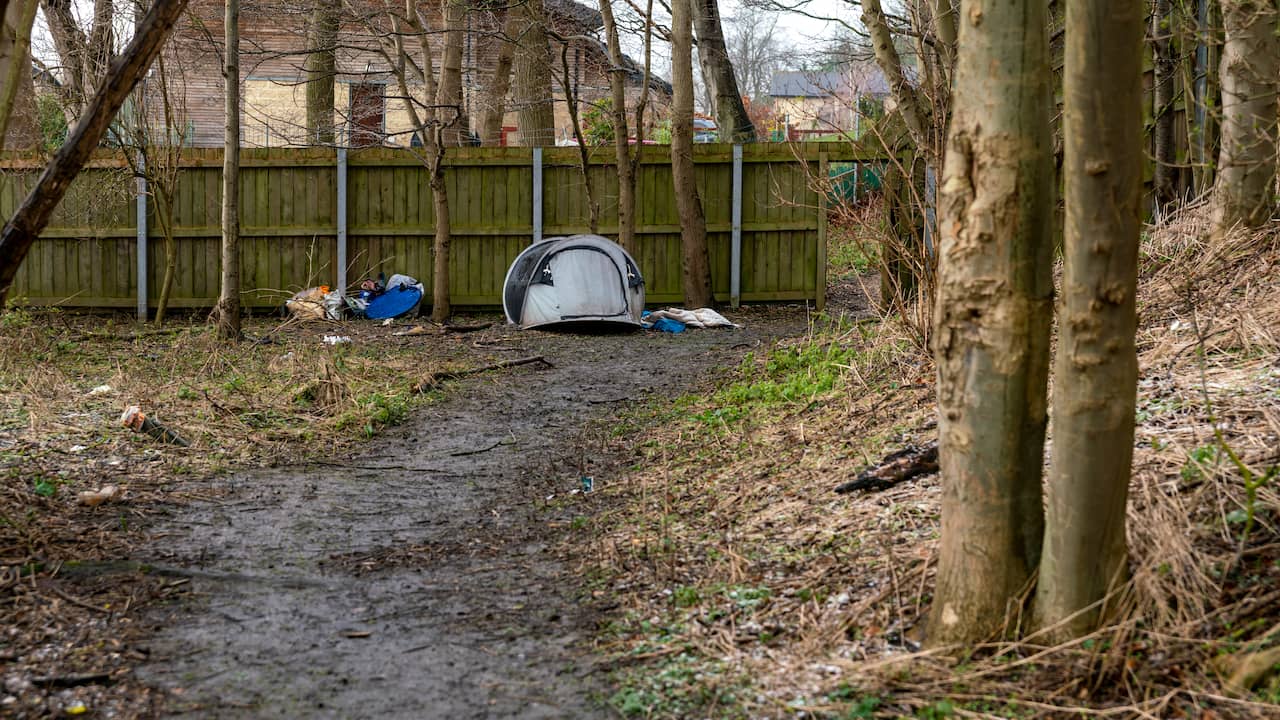 Il governo britannico vuole limitare l’uso delle tende ai senzatetto  al di fuori