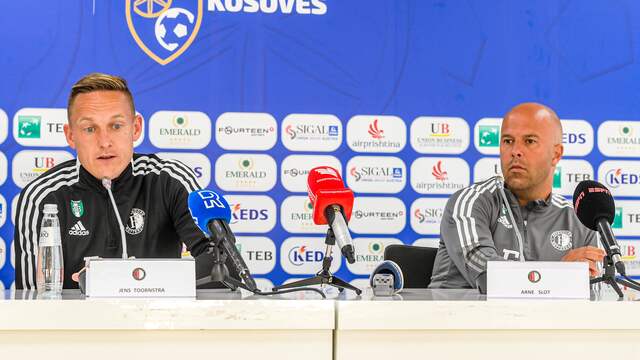 Jens Toornstra en trainer Arne Slot tijdens de persconferentie in Pristina.