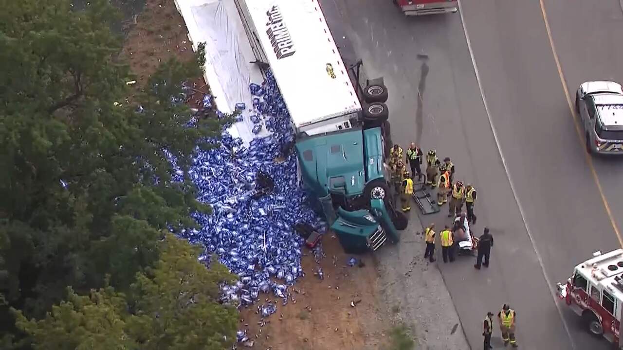 Beeld uit video: Vrachtwagen vol bier kantelt op Amerikaanse snelweg