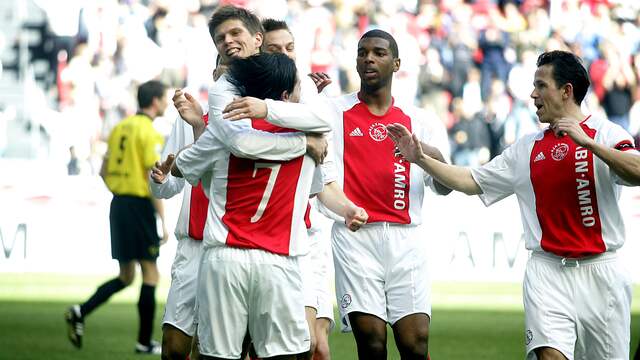 Klaas-Jan Huntelaar juicht na een van zijn elf goals tegen NAC Breda.