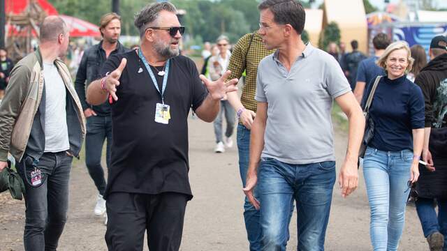 Eric van Eerdenburg met premier Mark Rutte op het Lowlands-terrein in 2019.