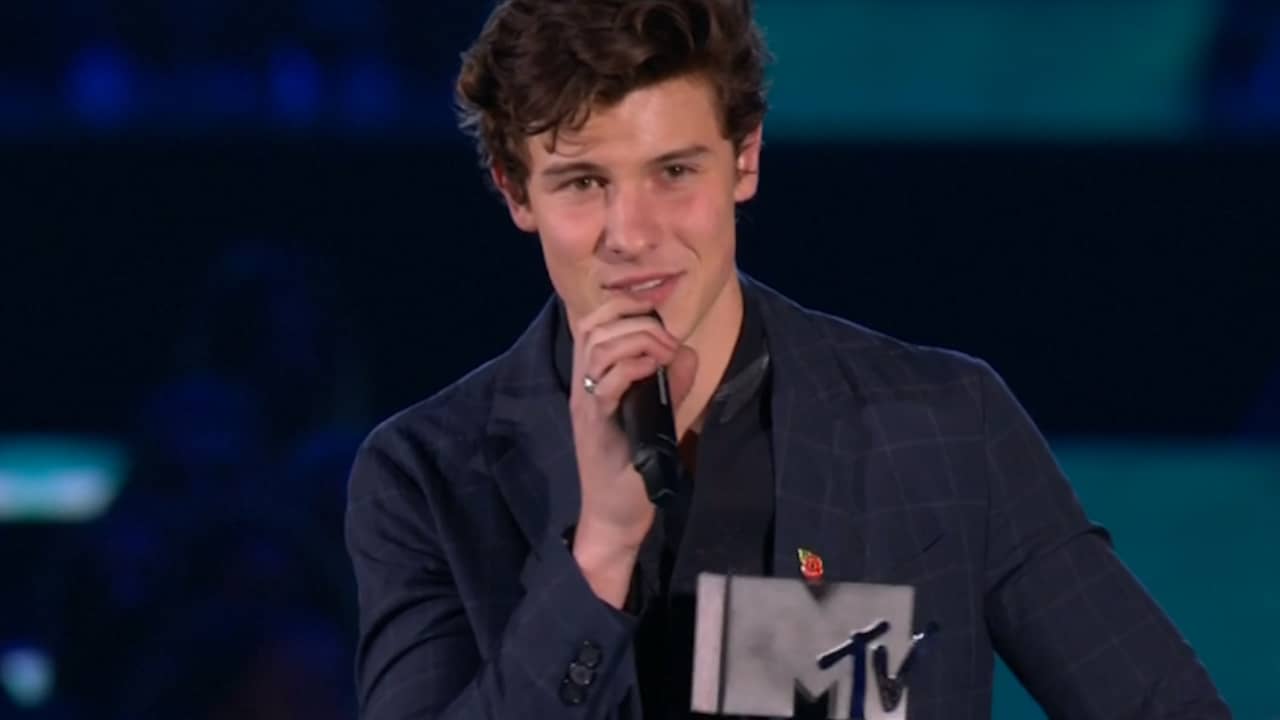 Beeld uit video: Shawn Mendes neemt award in ontvangst op EMA's