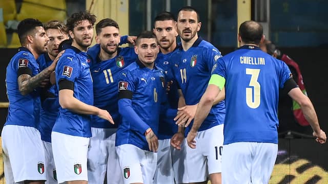Italië viert het doelpunt van Berardi.