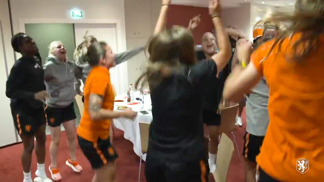 Oranjevrouwen vieren uitbundig feest in hotel na winst op Zweden
