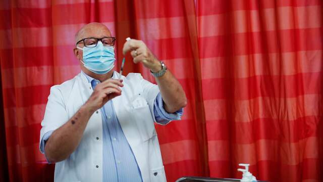 Toen bleek dat het Pfizer-vaccin eerder kon worden geleverd, moest het RIVM de strategie omgooien.