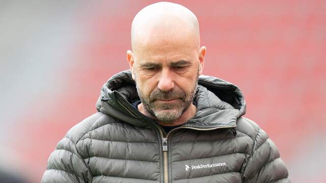Peter Bosz treurt na de nederlaag van Bayer Leverkusen tegen Arminia Bielefeld.