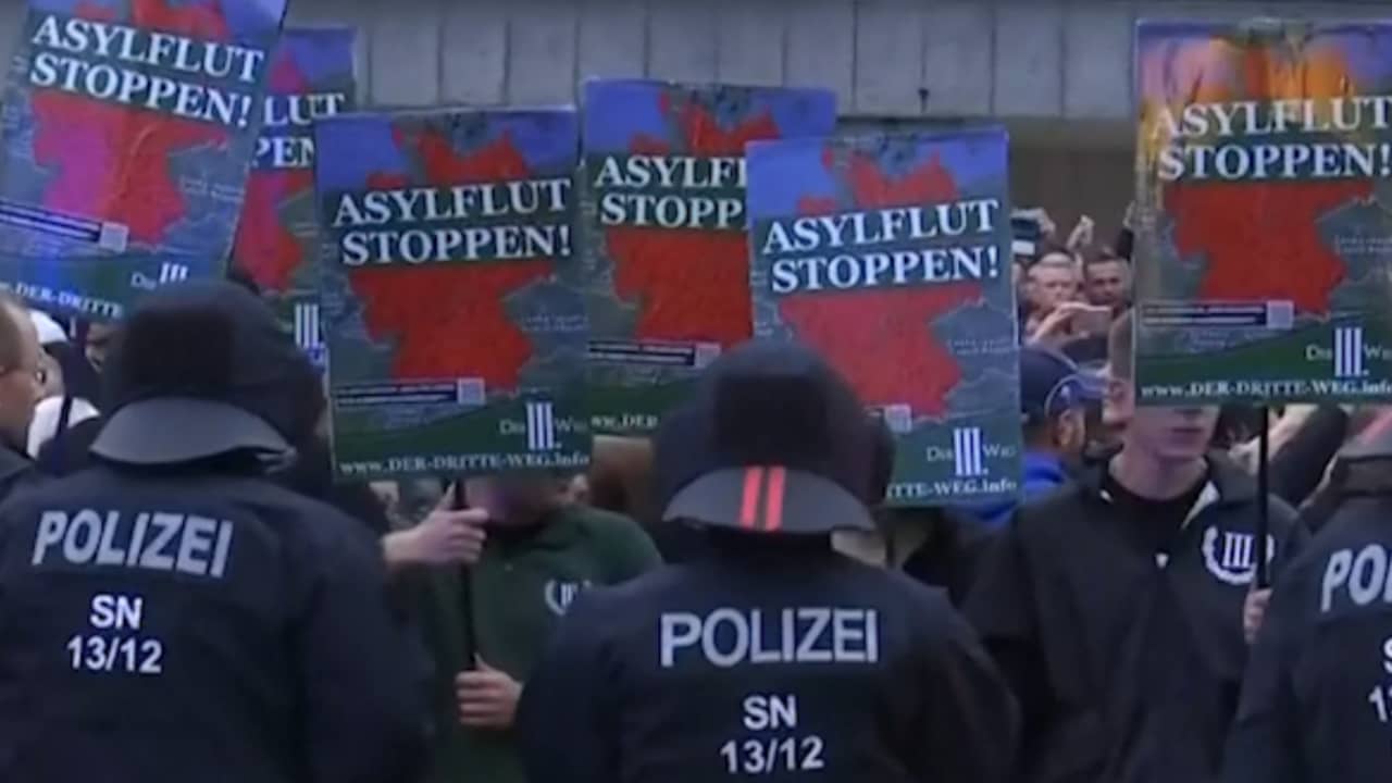 Beeld uit video: Duitse politie grijpt in bij protest na dodelijke steekpartij