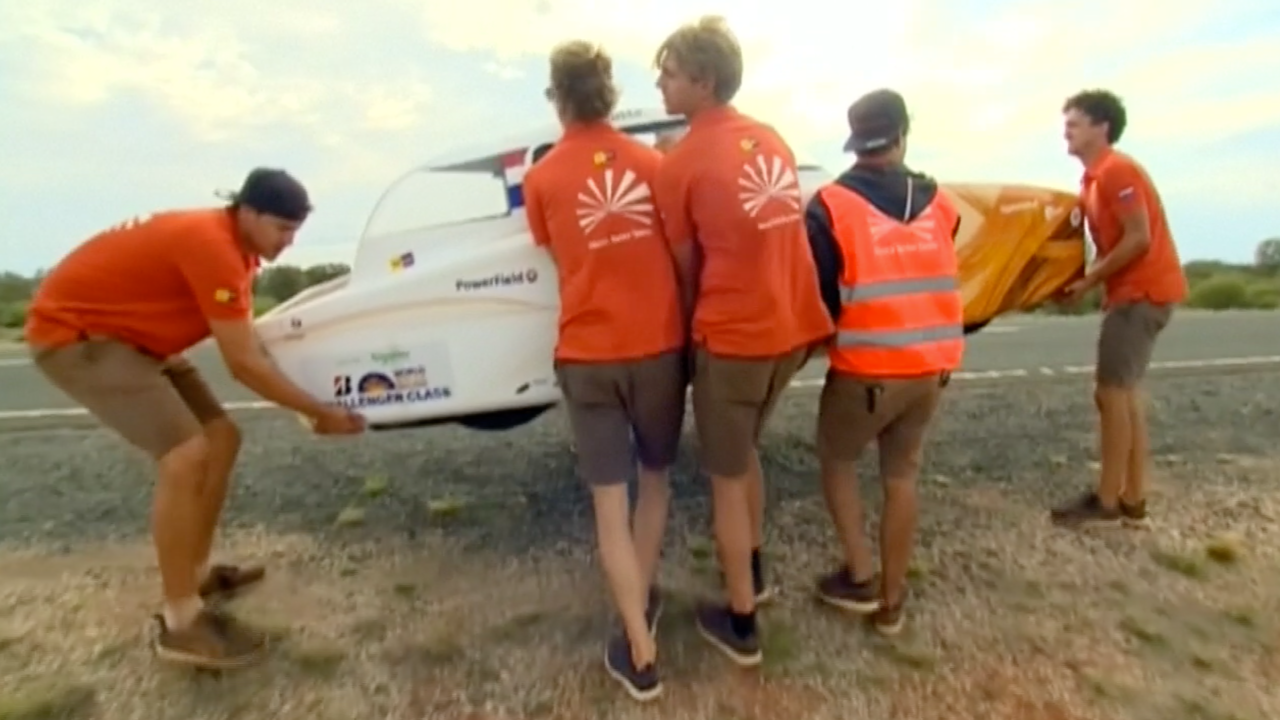 Beeld uit video: Nederlandse teams aan kop in World Solar Challenge