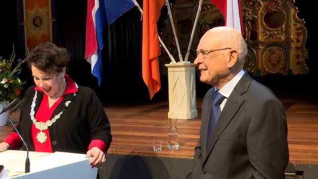 Beeld uit video: Albert (98) ontvangt als oudste Nederlander een lintje