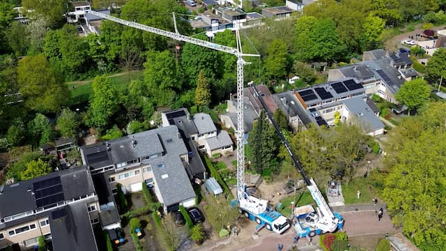 Drone filmt weggezakte bouwkraan in Leusden