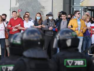 Massale overheidsprotesten Belarus houden aan, ten minste 400 aanhoudingen