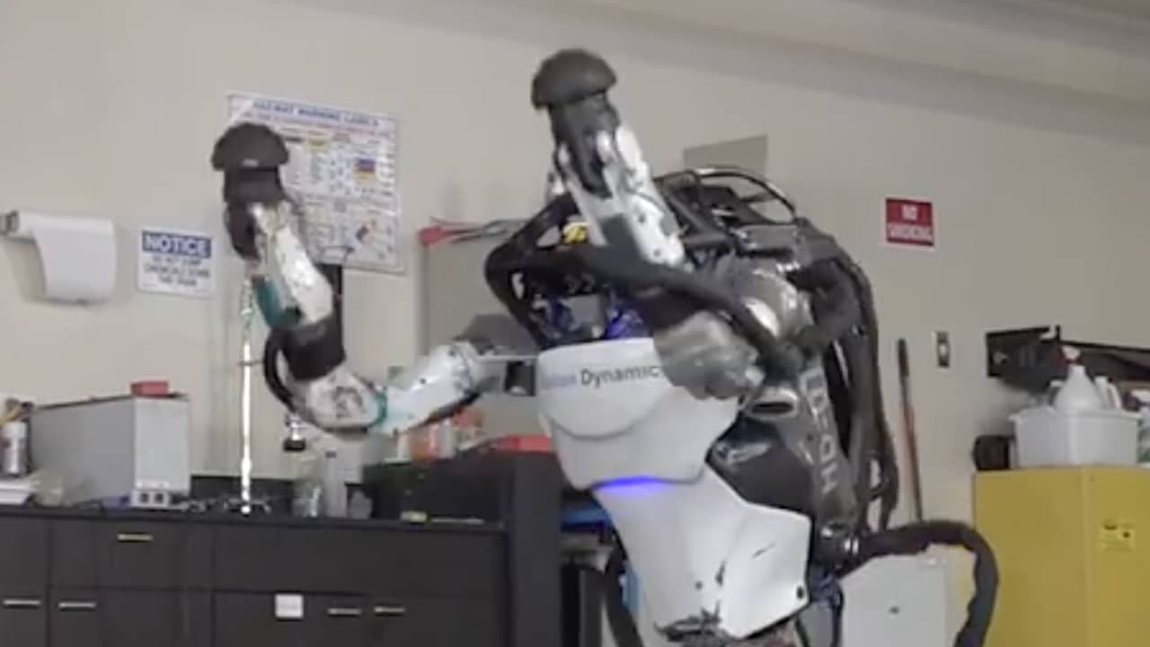Mensachtige Atlas-robot maakt met gemak handstand en salto