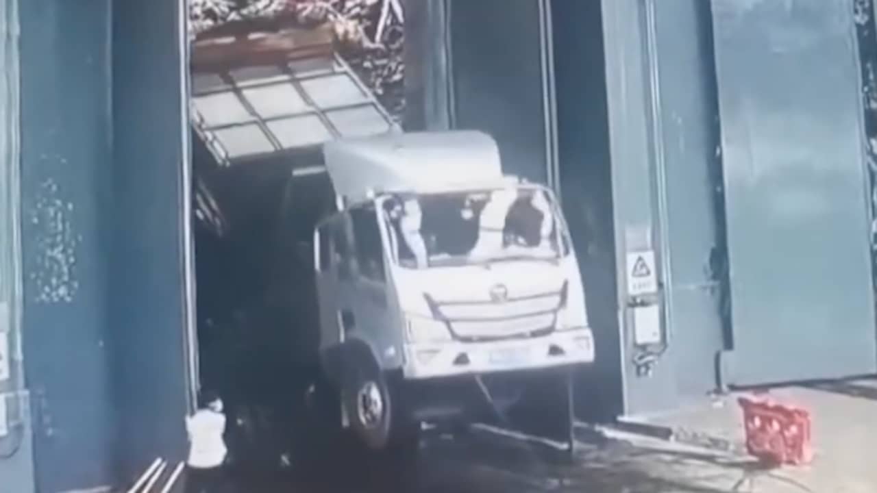 Beeld uit video: Vuilniswagen valt tijdens leegkiepen in stortkuil in China
