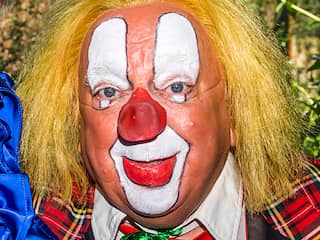 Clown Bassie al maanden in revalidatiecentrum na complicaties operatie
