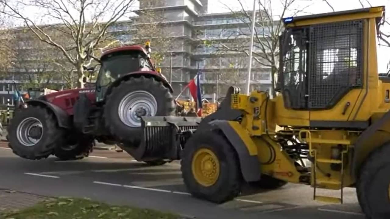 Beeld uit video: Politie schuift tractor weg met shovel tijdens protest in Zwolle