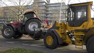 Politie schuift tractor weg met shovel tijdens protest in Zwolle