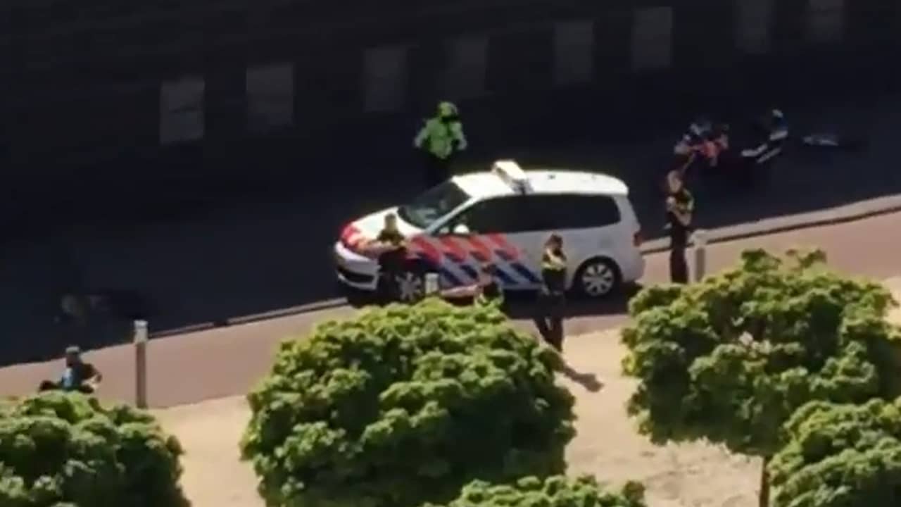 Beeld uit video: Politie schiet Malek F. neer in Den Haag