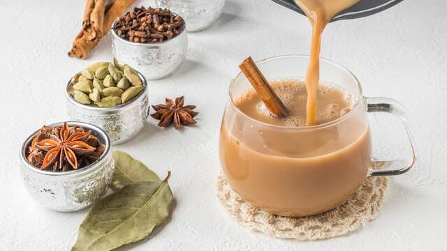 In chai latte zitten specerijen als kardemom, kaneel en venkelzaad