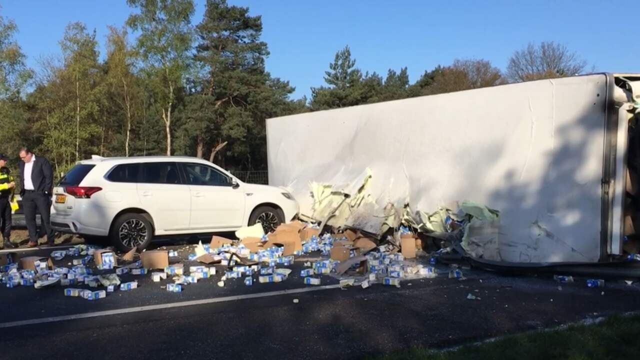 A2 bij Leenderheide dicht door gekantelde melkwagen