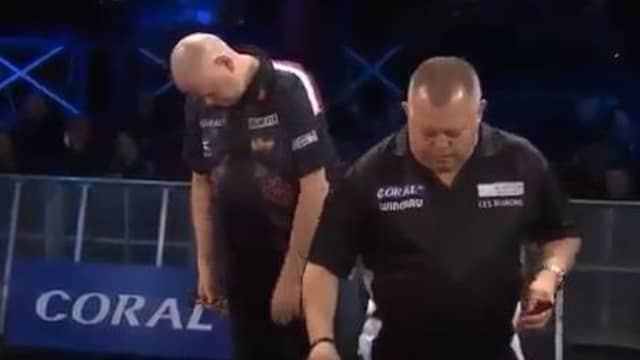 Van Barneveld lijkt in slaap te vallen tijdens de UK Open