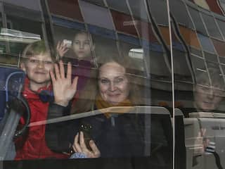 Door premier May uitgewezen Russische diplomaten verlaten Londen 