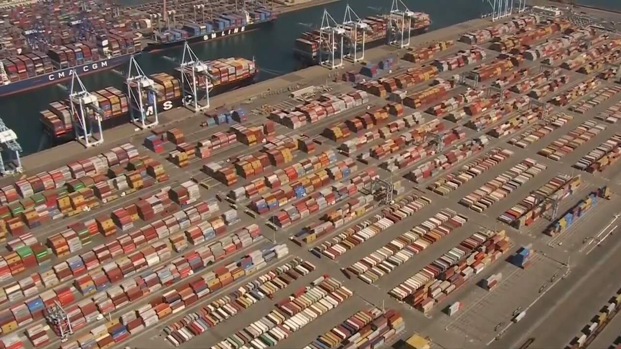Beeld uit video: Drone filmt honderdduizenden gestrande containers in Los Angeles