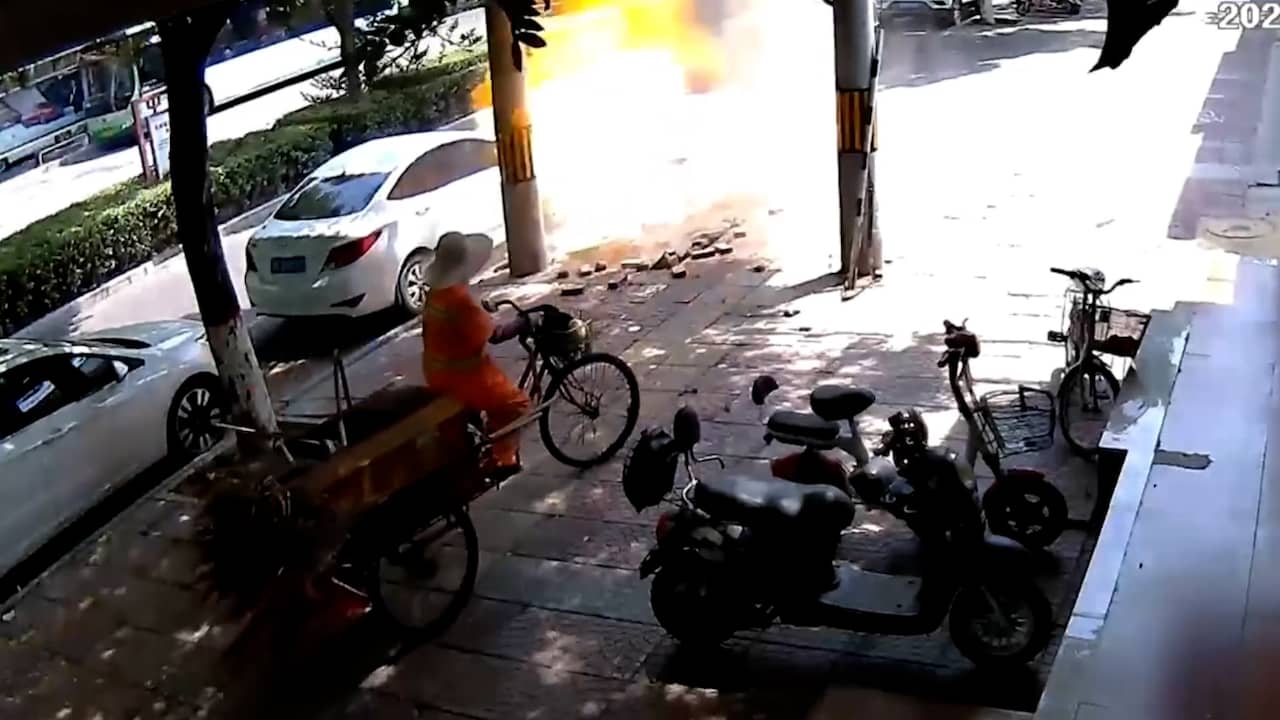 Beeld uit video: Putdeksel vliegt door de lucht na gasexplosie in China