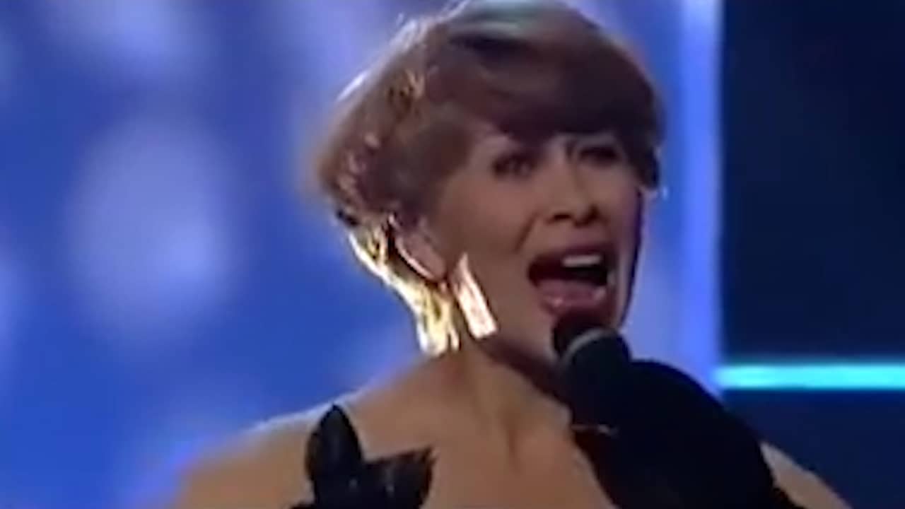 Beeld uit video: Anneke Grönloh zingt haar hit Brandend Zand