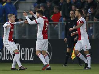 Ajax verkleint achterstand op PSV na nipte uitzege op PEC Zwolle
