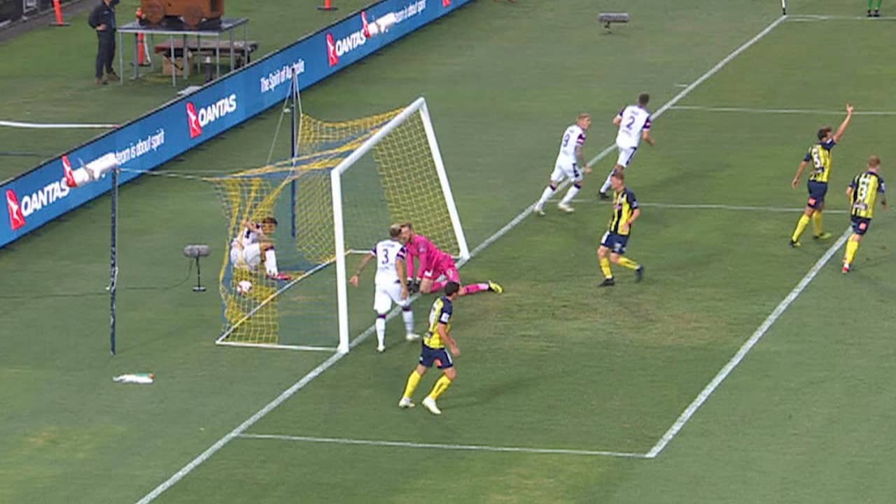 Beeld uit video: Speler in Australische competitie krijgt doelpaal omver na val in net