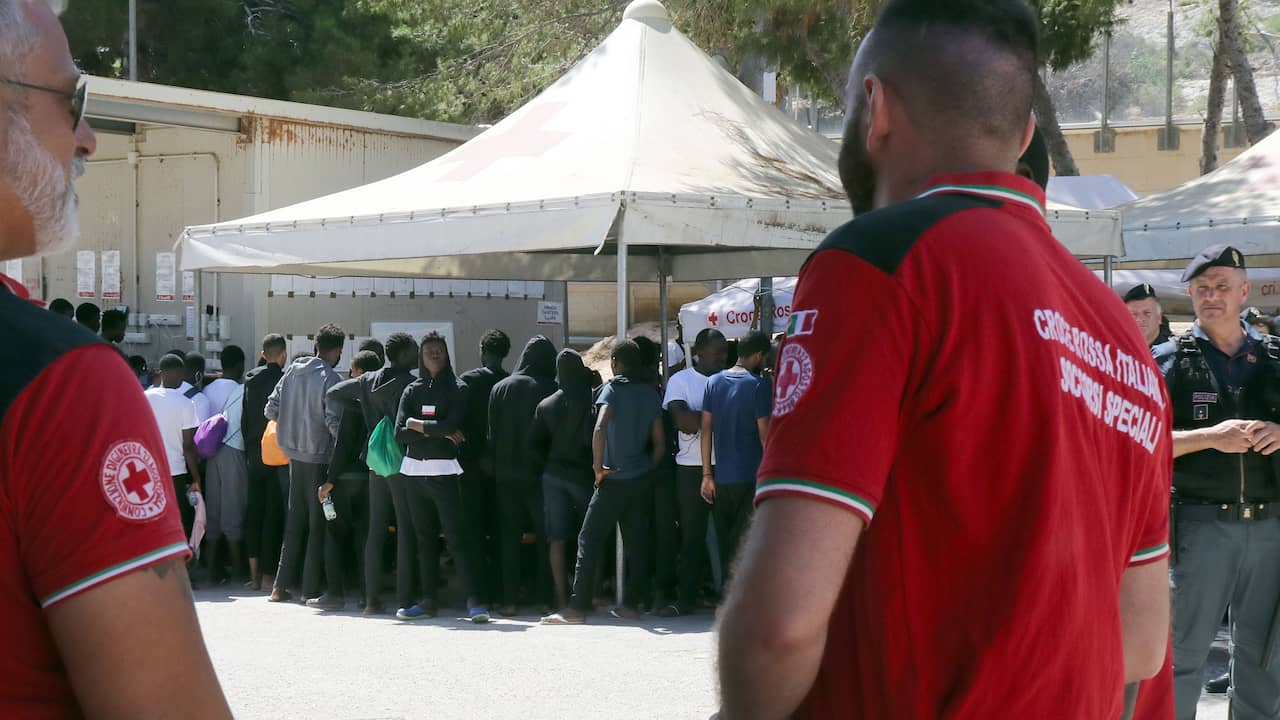 ‘Numeri di registrazione’ dei barconi stracolmi di arrivi al centro di accoglienza di Lampedusa |  All’estero