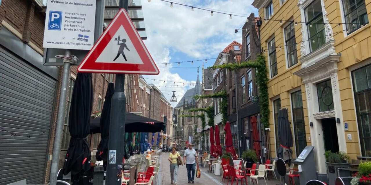 Nieuw verkeersbord in Zwolle waarschuwt voor overstekende obers