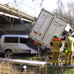 Video | Van viaduct gereden vrachtwagen belandt boven op busje bij Gorinchem